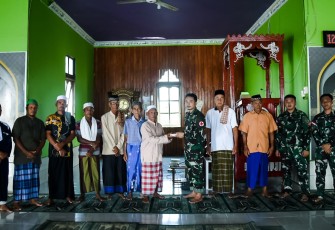 Berikan kitab suci Al Qur'an ke Masyarakat 