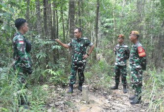 Danrem 121/Abw Brigjen TNI Pribadi Jatmiko saat meninjau perbatasan RI- MLY 