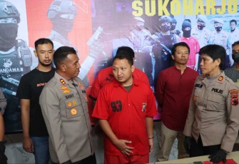 Kapolres Sukoharjo AKBP Sigit bersama pelaku saat memberikan keterangan pers 