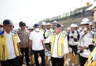 Menteri Basuki saat meninjau progres pembangunan bendungan Jragung di Kabupaten Semarang 