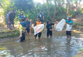 Pembina SSC saat Pelopori Gerakan Bersih Sungai dan Tebar Benih Ikan