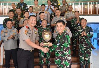 Danseskoau Marsda TNI Elianto Susetio saat menerima cenderamata dari Kasespim Lemdiklat Polri Irjen Pol Prof Dr Chryshnanda Dwilaksana di kesatrian Seskoau Lembang, Bandung, Senin (22/5) 