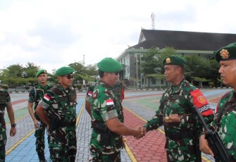 Pangdam XII/Tpr Mayjen TNI Iwan Setiawan memberikan ucapan selamat bertugas ke Dansatgas Yonarmed 10/Roket