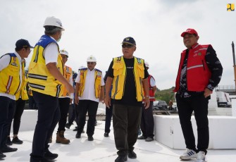 Menteri Basuki (tengah) saat meninjau pengerjaan tol Cisumdawu 