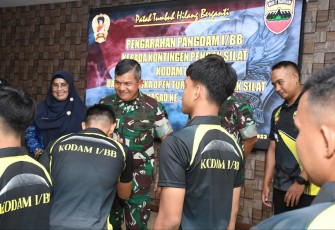 Pangdam I/BB Mayjen TNI Achmad Daniel Chardin saat melepas atlet pencak silat piala Kasad 