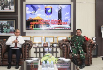 Pangdam XII/Tpr Mayjen TNI Iwan Setiawan bersama rektor Untan Prof Dr Garuda Wiko