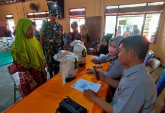 Pendistribusian bahan pangan warga desa binaan 