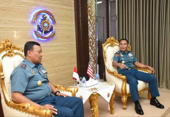 Dankodiklatal Letjen TNI (Mar) Suhartono saat menerima kunjungan Danlantamal V