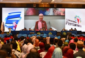 Dokumentasi: Direktur Utama PT Pertamina (Persero), Nicke Widyawati menyampaikan tentang peluang dalam bidang sustainable dan juga meluncurkan program Lulusan Merah Putih dalam Wisuda UPER Ke-8