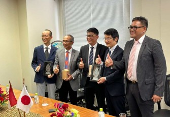 Dokumentasi: Pemberian cinderamata dari Universitas Pertamina kepada Tokyo University dan Kyushu University