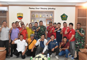 Danrem 023 KS Kolonel Inf Dodi Triwinarto bersama awak media