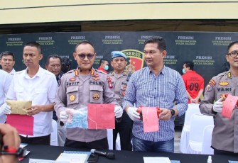 Kabid Humas Polda Kalbar Kombes Pol Raden Petit Wijaya saat konferensi pers 