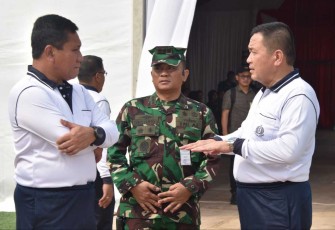 Wakasal Laksdya TNI Ahmadi Heri Purwono saat inspeksi KRI Bung Karno-369 di dermaga Kolinlamil Jakarta 