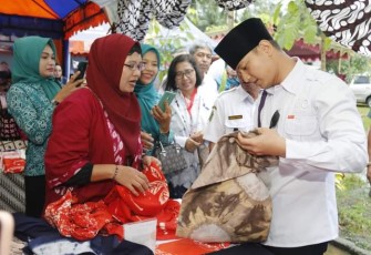 Bupati Trenggalek, Mochamad Nur Arifin, saat salah satu Stand Warga di kegiatan Makaryo Ning Desa Hebat (Mening Deh), di Desa Gemaharjo, Rabu (7/6/2023)