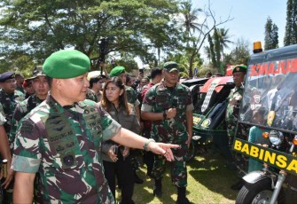 Kasad Jenderal TNI Dudung Abdurachman saat menyerahkan motor Ambulance Babinsa 