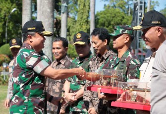 Danlanud Sutan Sjahrir Kolonel Nav Saeful Rakhmat menerima cenderamata dari Danjen Akademi Letjen TNI Teguh Arief Indratmoko 