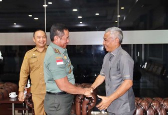 Pangdam XII/Tpr Mayjen TNI Iwan Setiawan saat menerima bupati Ketapang 