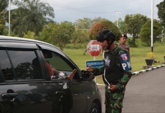 Personel Lanud Sutan Sjahrir saat pengecekan pengunjung Penas KTNA XVI 2023 