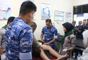 Danlanud Sutan Sjahrir Kolonel Nav Saeful Rakhmat saat meninjau pelaksanaan khitanan massal