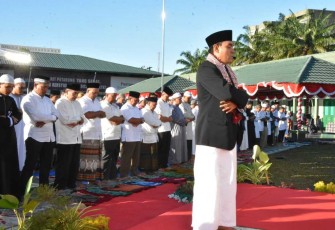 Shalat Idul Adha di Masjid Al Bihar Korem 023/KS