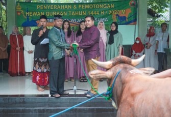 Danrem 071/Wijayakusuma Kolonel Czi Mohammad Andhy Kusuma saat menyerahkan hewan qurban 