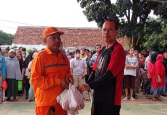 Kolonel Adm Akhmad Peradiansyah saat memberikan paket daging Herwan qurban 