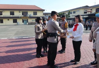 Kapolrestabes Medan Kombes Valentino Alfa Tatareda saat memberikan penghargaan personel berprestasi 