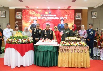 Danlanud Sutan Sjahrir Kolonel Nav Saeful Rakhmat (paling kanan) 