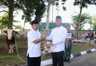 Kasdam XII/Tpr Brigjen TNI Yufti Senjaya saat menyerahkan hewan qurban 