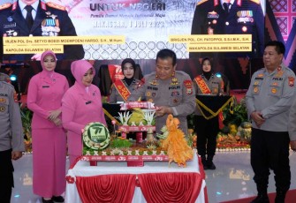 Kapolda Sulsel Irjen Pol Setyo Budi Moempoeni Harso saat memotong tumpeng HUT Bhayangkara ke 77  