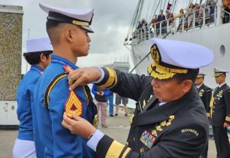 Gubernur AAL saat pimpin upacara kenaikan pangkat taruna di Belanda, Sabtu (1/7)