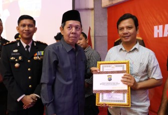 Wartawan/Kabiro Tabagsel Klikwarta.com Bambang Ginting saat menerima Piagam Penghargaan Atas Kinerja Yang Baik Dalam Amplikasi Berita Positif Polri, dari Kapolres Tapsel AKBP Imam Zamroni yang diserahkan langsung perwakilan dari salah satu Forkopimda