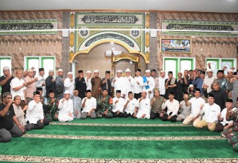 Pangdam I/BB Mayjen TNI Achmad Daniel Chardin saat safari subuh Arafah di masjid Taufiq, Medan, Minggu (2/7)