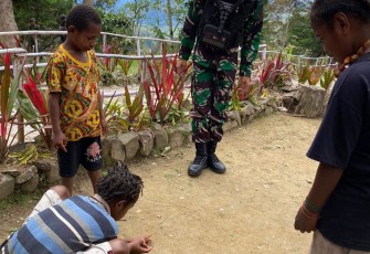 Anjangsana Satgas Yonif Raider 200/BN di Kampung Kindok 