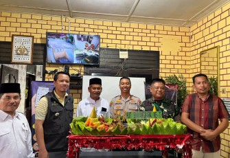 Kapolres Tapsel AKBP Imam Zamroni Bersama Forkopimda Berphoto Bersama 10 Orang Wartawan Penerima Penghargaan Atas Amplikasi Berita Positif Polri Terbanyak