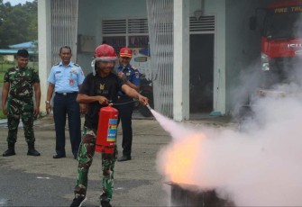 Simulasi pemadaman kebakaran prajurit lanud Sutan Sjahrir, Senin (3/7)