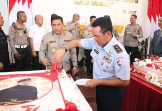 Pangkoopsud I Marsda TNI Bambang Gunarto saat memotong kue HUT Bhayangkara ke-77 di mapolda Metro Jaya, Senin (3/7)