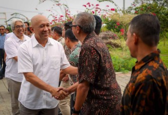 MenkopUKM Teten Masduki saat mengunjungi desa Cisarua Tegalwaru Kabupaten Purwakarta, Kamis (6/7)