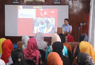 Kakum Lanud Sutan Sjahrir Lettu Sus Hendy Ramadan saat memberikan ceramah hukum, Senin (10/7)