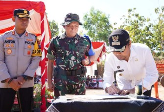 Bupati Madiun Ahmad Dawami bersama Dansatgas TMMD ke 117 Kodim 0803/Madiun Letkol Inf Meina Helmi, Rabu (12/7)