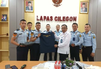 Kalapas Cilegon Enjat Lukmanul Hakim saat melepas taruna Poltekip, Rabu (12/7) 