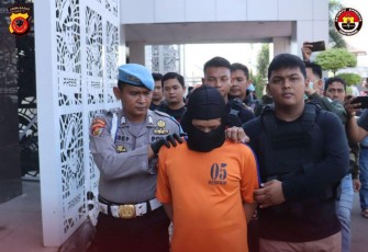 Pelaku penyiraman air keras saat diamankan Polres Karawang, Rabu (12/7)
