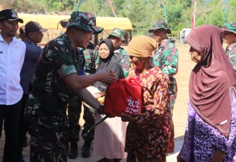 Dansatgas TMMD ke 117 Kodim 0803/Madiun Letkol Inf Meina Helmi saat memberikan bantuan sembako, Rabu (12/7)