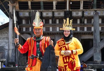 Danrem 023/KS Kolonel Inf Lukman Hakim saat mengunjungi desa wisata Bawomataluo 