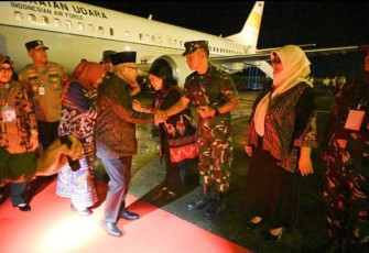 Pangkoarmada III Laksda TNI Rachmad Jayadi saat menyambut Wapres Ma'ruf Amin di bandara Domine Eduard Osok Sorong
