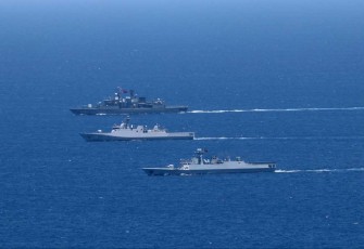 KRI Frans Kaisiepo-368 saat bermanuver di laut Mediterania 
