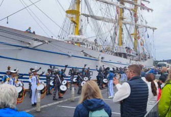 Decak kagum dan gembira masyarakat Norwegia melihat aksi Genderang Suling Taruna AAL KJK 2023 di Dermaga Fredrikstad 