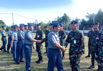 Palaksa Lanudal Biak Letkol Laut (T) Rusdiyanto saat memberikan ucapan selamat prajurit baru