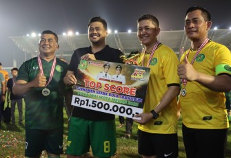 Kapolrestabes Medan Kombes Valentino Alfa Tatareda saat menerima hadiah dari Walikota Medan Bobby Nasution, Minggu (16/7) 
