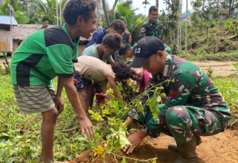 Satgas Yonif 143/TWEJ Bersama Siswa SD Darurat saat Gotong Royong